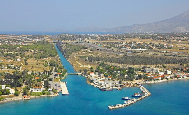 Αεροφωτογραφία της Διώρυγας της Κορίνθου που ενώνει Κορινθιακό και Σαρωνικό κόλπο.