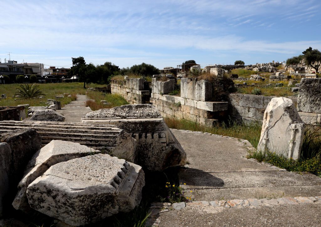 Αρχαιολογικός χώρος Ελευσίνας με σωζόμενα τμήματα αρχαίων κτηρίων και πέτρινες επιγραφές