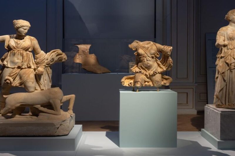 Μαρμάρινα γυναικεία αγάλματα από το Μουσείο Κυκλαδικής Τέχνης που αποτυπώνουν τη γυναίκα στην αρχαιότητα με ρόλους θεάς, ιέρειας και κυνηγού.