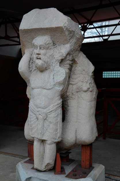 Γλυπτό που απεικονίζει μυθικό ήρωα σε στάση στήριξης, πιθανόν σχετιζόμενο με παραστάσεις του Ιφικλή, αδελφού του Ηρακλή.