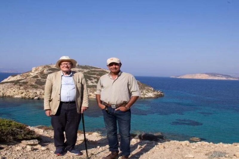 Καθηγητής Κάρολος Ρένφριου με συνεργάτη στην Κέρο, με φόντο το Αιγαίο.
