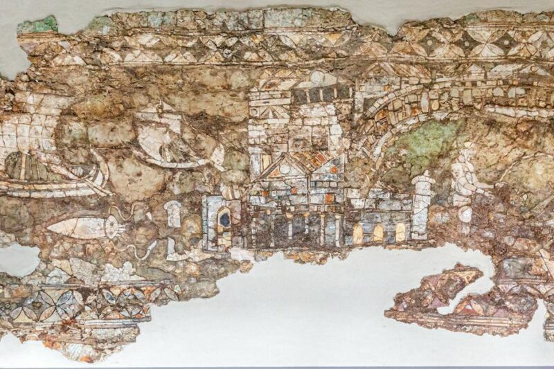 Γυάλινος πίνακας opus sectile από τις Κεγχρεές με παραστάσεις πλοίων, ψαράδων και αρχιτεκτονικών μοτίβων