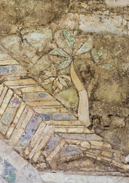 Γυάλινος πίνακας opus sectile από τις Κεγχρεές Κορίνθου με φυτική παράσταση