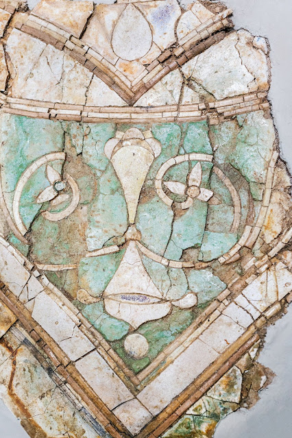 Γυάλινος πίνακας opus sectile από τις Κεγχρεές Κορίνθου με γεωμετρικά και φυτικά μοτίβα