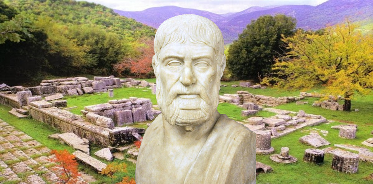 Αρχαιολογικοί Θησαυροί της Αρκαδίας: Τι Ισχύει Πραγματικά για τη Λυκόσουρα; - Προτομή του αρχαίου Έλληνα περιηγητή Παυσανία σε πρώτο πλάνο, τοποθετημένη μπροστά από μια φωτογραφία του αρχαιολογικού χώρου της Λυκόσουρας. Στο φόντο διακρίνονται τα πέτρινα ερείπια της αρχαίας πόλης μέσα σε ένα καταπράσινο τοπίο με δέντρα και βουνά.