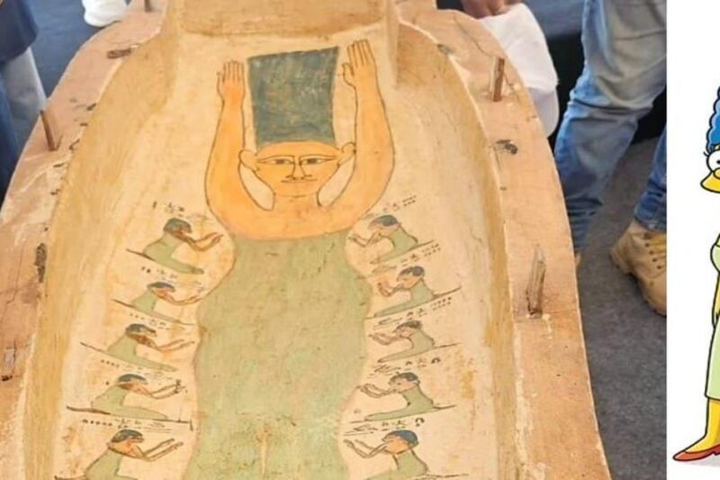 Αιγυπτιακή σαρκοφάγος 3.500 ετών με παράσταση γυναίκας που θυμίζει τη Μάργκ Σίμπσον, δίπλα σε εικόνα της διάσημης ηρωίδας.