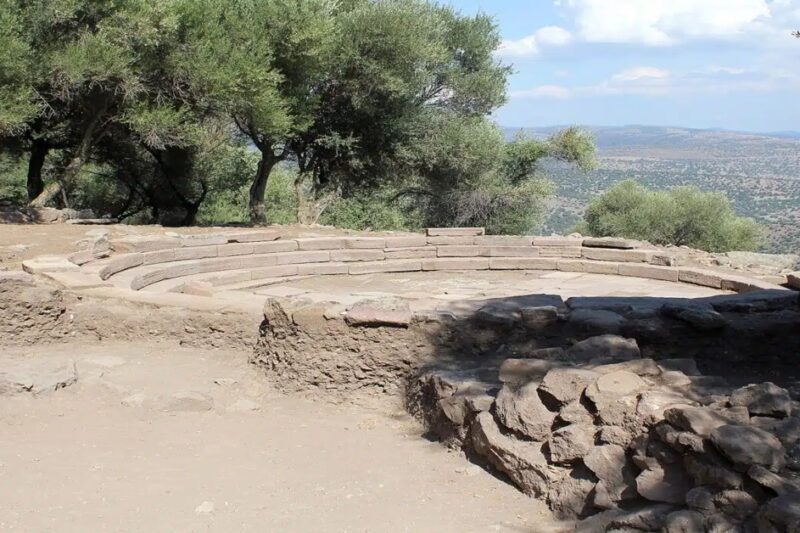 Αρχαιολογικά ερείπια του ναού της Δήμητρας στην αρχαία πόλη Αιγά στη Μικρά Ασία