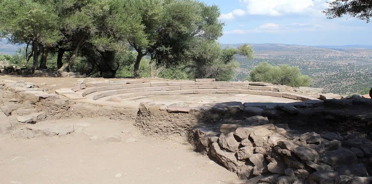 Αρχαιολογικά ερείπια του ναού της Δήμητρας στην αρχαία πόλη Αιγά στη Μικρά Ασία