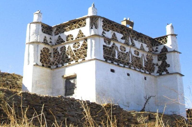 Παραδοσιακός περιστεριώνας της Τήνου με περίτεχνα γεωμετρικά σχέδια.