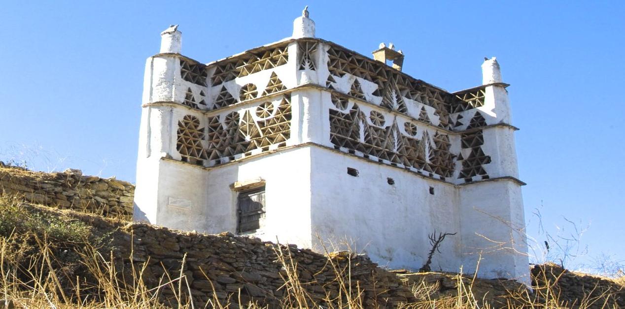 Παραδοσιακός περιστεριώνας της Τήνου με περίτεχνα γεωμετρικά σχέδια.