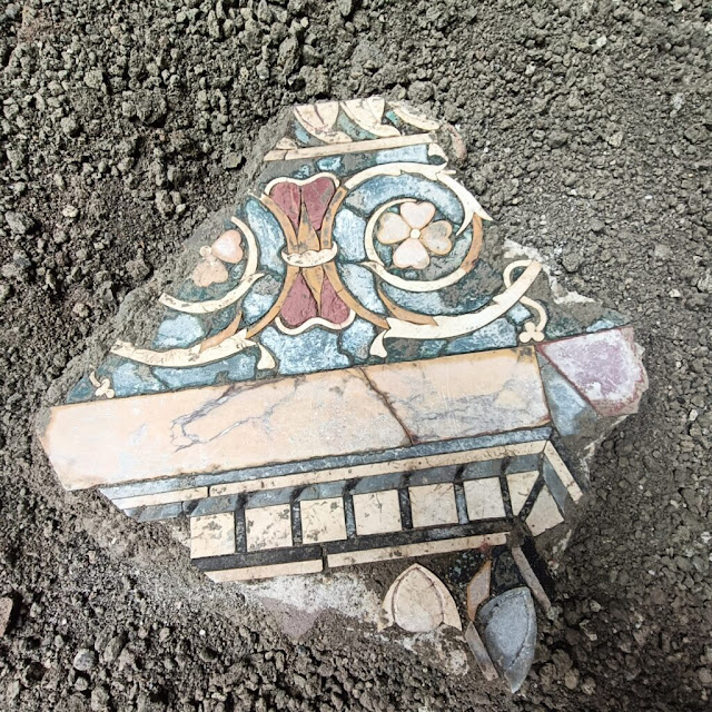 Θραύσμα διακοσμητικού μωσαϊκού από την Πομπηία που αποκαλύφθηκε σε πρόσφατες ανασκαφές μετά την έκρηξη του Βεζούβιου.