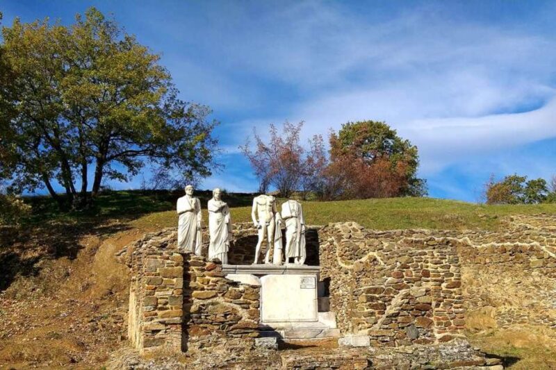 Ρωμαϊκά αγάλματα οικογένειας στο Παλατιανό Κιλκίς, αρχαιολογικός χώρος με αναστηλωμένο βάθρο