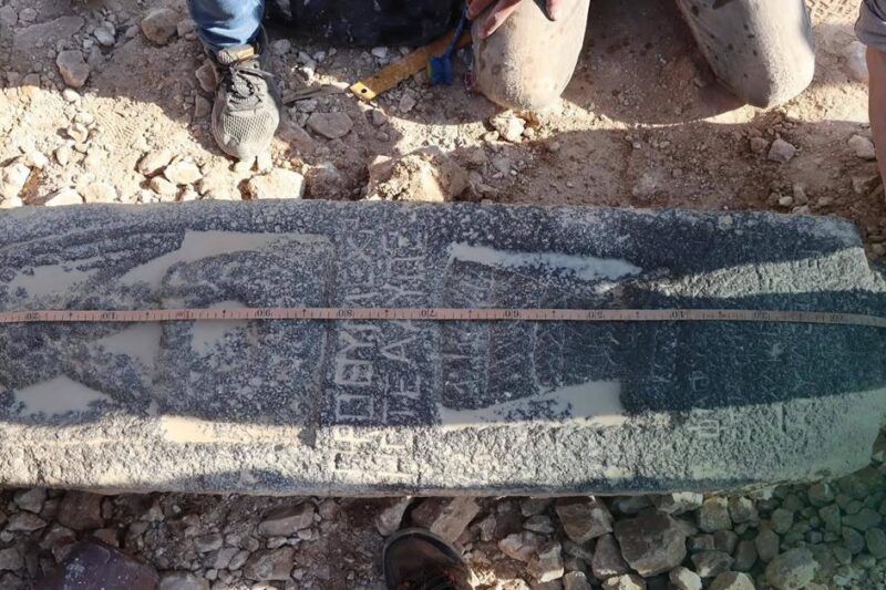 Ρωμαϊκή ταφική στήλη από βασάλτη με αετό και ελληνική επιγραφή, κατά τη μέτρηση από αρχαιολόγους στο Manbij Συρίας.