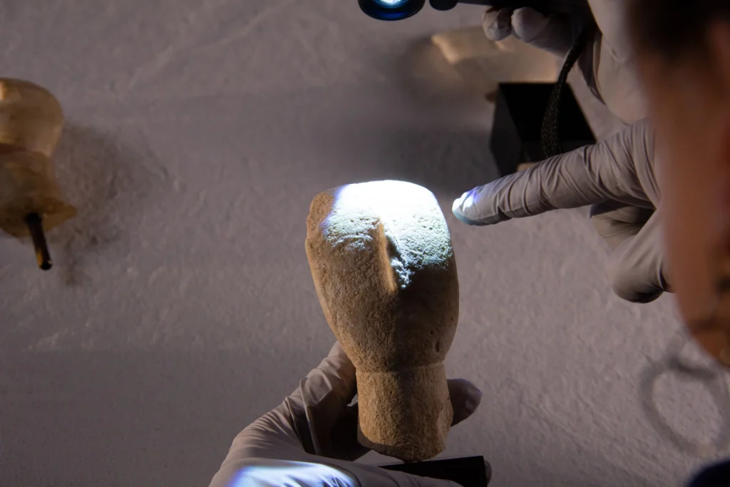 Κυκλαδικό ειδώλιο από την Κέρο υπό μικροσκοπική εξέταση από αρχαιολόγους.