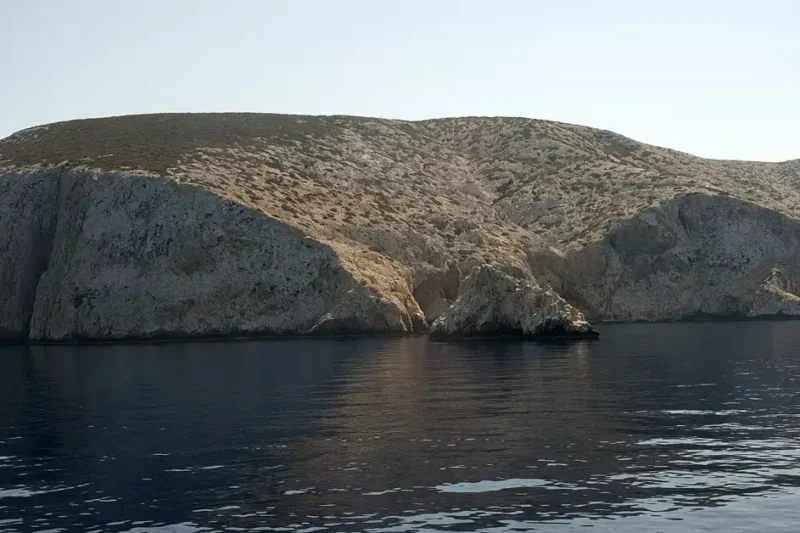 Η βραχώδης ακτογραμμή της Κέρου με ήρεμη θάλασσα στις Κυκλάδες