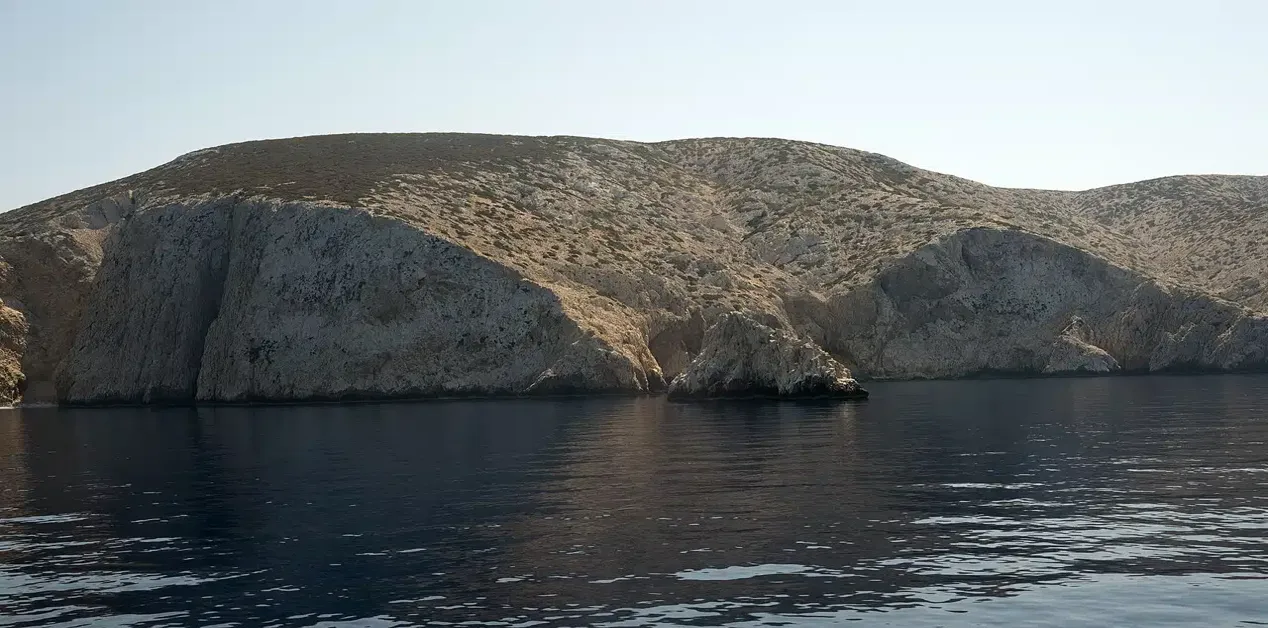 Η βραχώδης ακτογραμμή της Κέρου με ήρεμη θάλασσα στις Κυκλάδες