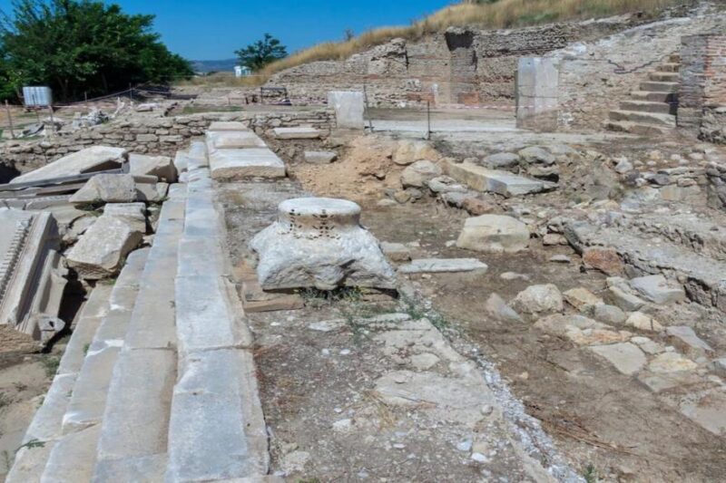 Ερείπια ρωμαϊκού φόρουμ στην Ηράκλεια Σιντική με πεσμένα αρχιτεκτονικά μέλη και εκτεθειμένα στρώματα ανασκαφής.
