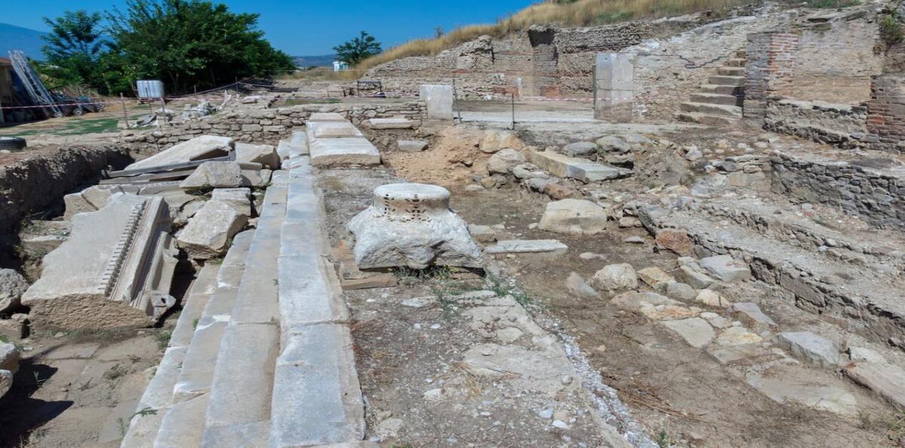 Ερείπια ρωμαϊκού φόρουμ στην Ηράκλεια Σιντική με πεσμένα αρχιτεκτονικά μέλη και εκτεθειμένα στρώματα ανασκαφής.