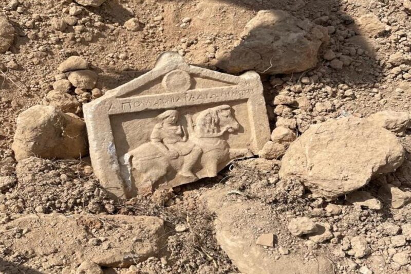 Αρχαία ταφική στήλη της Νικάτης, κόρης του Απολλωνιάδα, με έφιππη γυναικεία μορφή στο Denizli