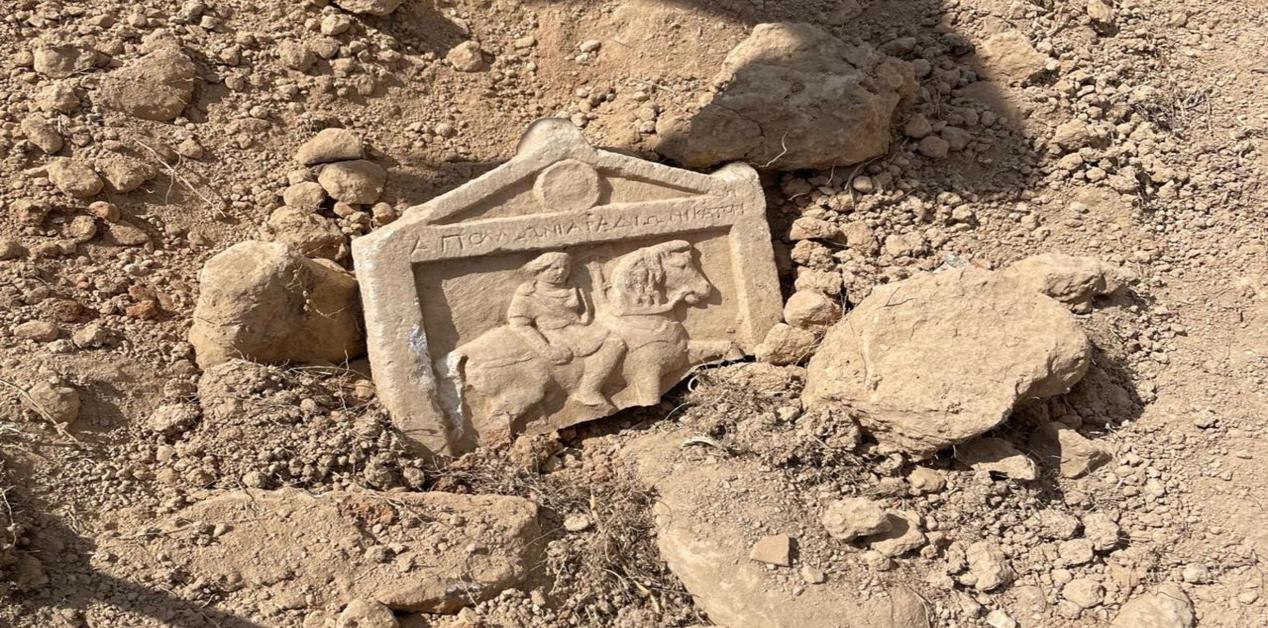 Αρχαία ταφική στήλη της Νικάτης, κόρης του Απολλωνιάδα, με έφιππη γυναικεία μορφή στο Denizli