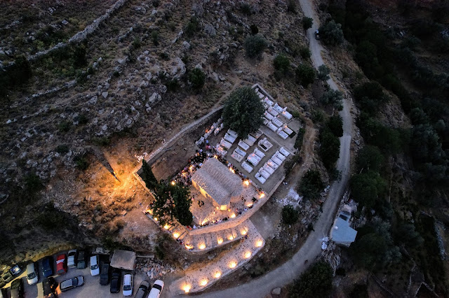 Αεροφωτογραφία του Αγίου Ιωάννη στον Δανακό Νάξου φωτισμένου τη νύχτα μετά την αποκατάσταση