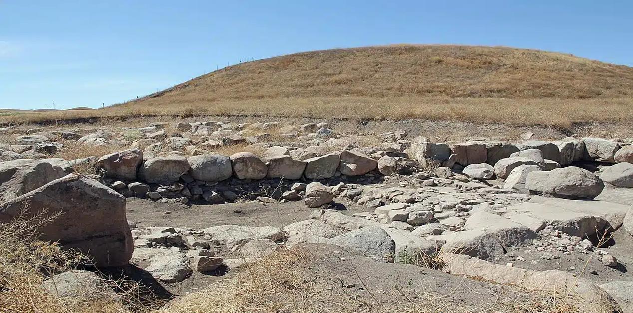 Αρχαιολογικά ερείπια της Κυκλικής Δομής στο Uşaklı Höyük, Τουρκία, από την Εποχή των Χετταίων.