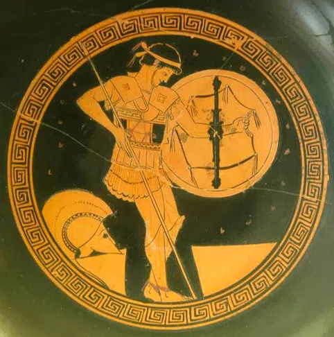 Αρχαίος Έλληνας οπλίτης σε ερυθρόμορφο αγγείο με ασπίδα και δόρυ.