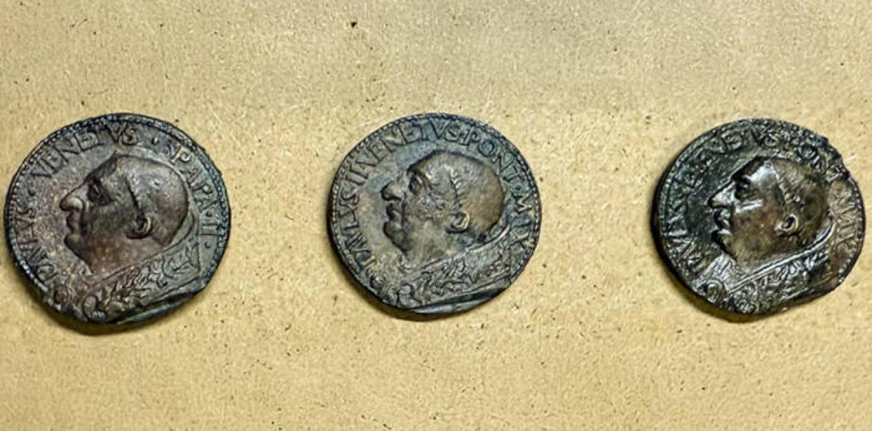 Χάλκινα μετάλλια του Πάπα Παύλου Β΄ που βρέθηκαν στο Παλατσέτο Βενέτσια στη Ρώμη