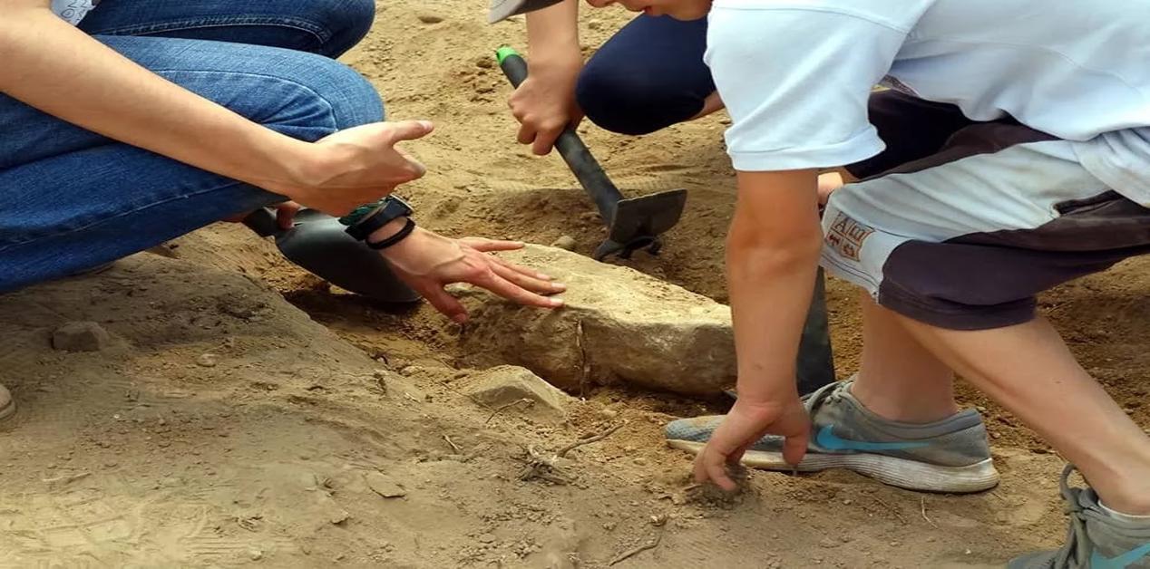 Αρχαιολόγοι ανακαλύπτουν τάφο νεκρόπολης της μέσης Εποχής του Χαλκού στη Λευκωσία.