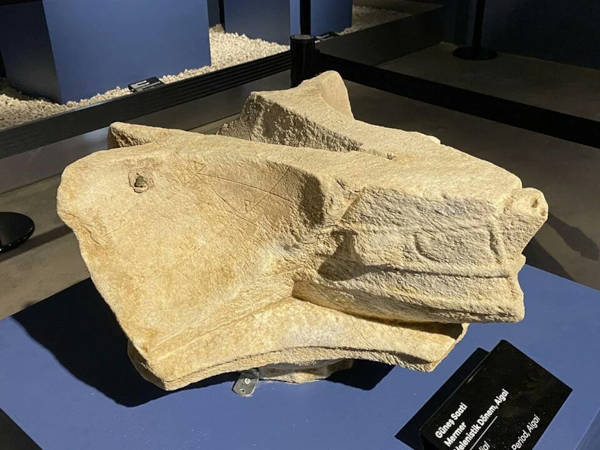 Αρχαίο ηλιακό ρολόι 2.200 ετών από την Αιγαία, με μορφή πλώρης πλοίου, εκτίθεται στο Μουσείο Μανίσα.