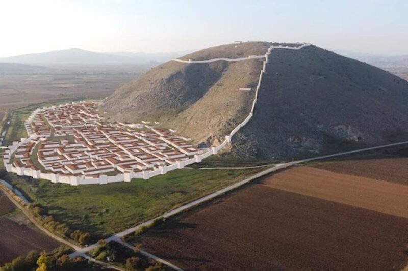 Αναπαράσταση της αρχαίας πόλης στον Βλοχό Καρδίτσας με την οχυρωμένη ακρόπολη και τα τείχη.