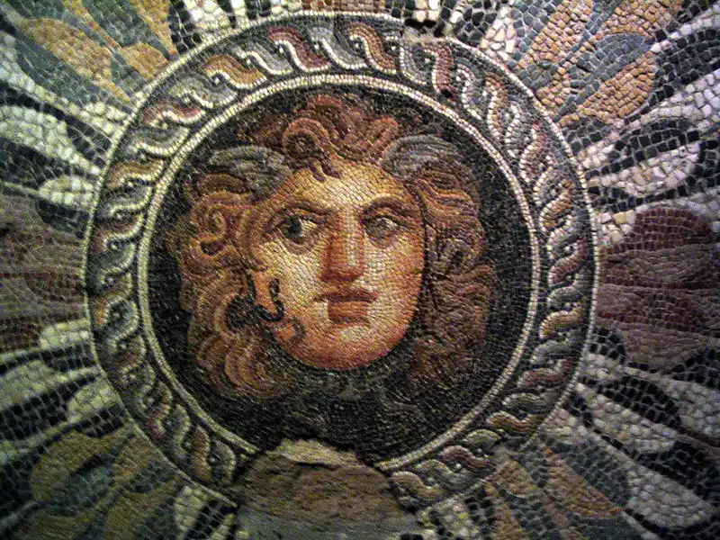 Αρχαίο ρωμαϊκό μωσαϊκό με το Γοργόνειο της Μέδουσας