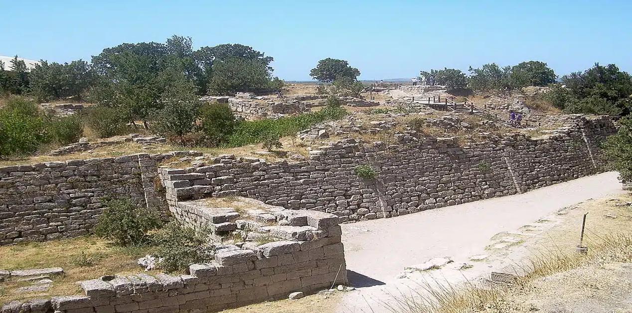 Ερείπια από τις ανασκαφές στο Tell Atchana (Αλάλakh) στην κοιλάδα του Αμούκ