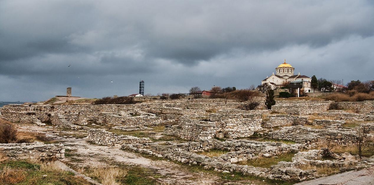 Αρχαία ερείπια της Χερσονήσου στην Κριμαία με θέα τη χρυσή οροφή της εκκλησίας του Αγίου Βλαδίμηρου.