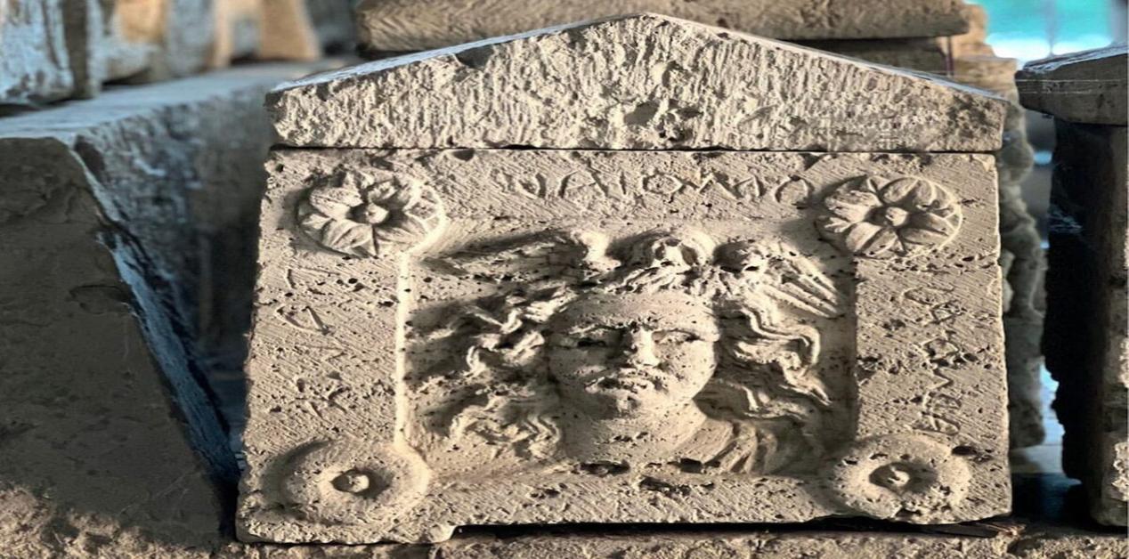 Υδρία από τράβερτινη με ανάγλυφο της Μέδουσας στη νεκρόπολη Palazzone στην Περούτζια