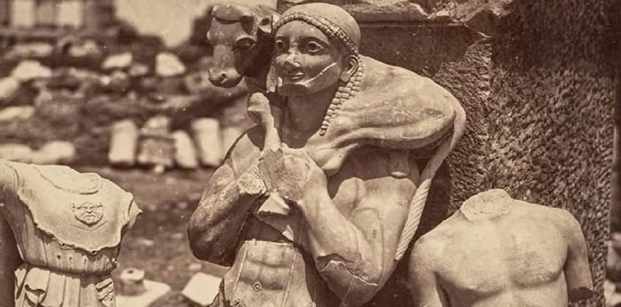Μοσχοφόρος, αρχαϊκό άγαλμα του 560 π.Χ., φωτογραφία από την ανακάλυψή του στην Ακρόπολη το 1864.
