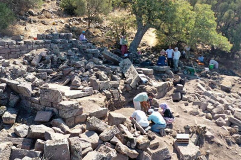 Ανασκαφές στον ναό της Δήμητρας στις Αιγές στη δυτική Τουρκία με αρχαιολόγους επί τόπου
