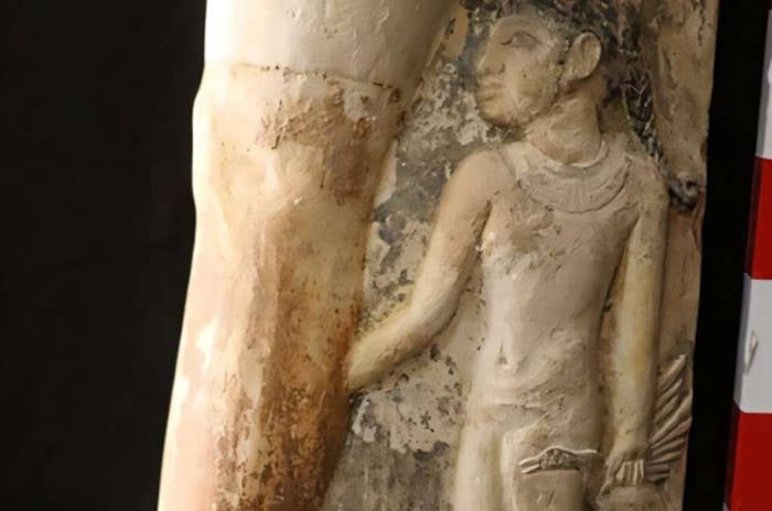 Ανάγλυφη απεικόνιση κόρης με χήνα από το οικογενειακό άγαλμα της Σακκάρα, 5η Δυναστεία.