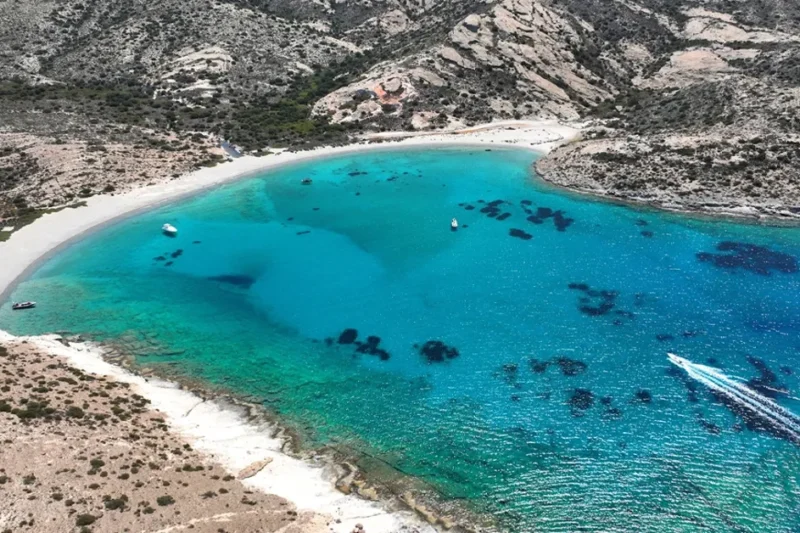 Παραλία με γαλαζοπράσινα νερά στην Πολύαιγο, το ακατοίκητο νησί των Κυκλάδων που κηρύχθηκε αρχαιολογικός χώρος.