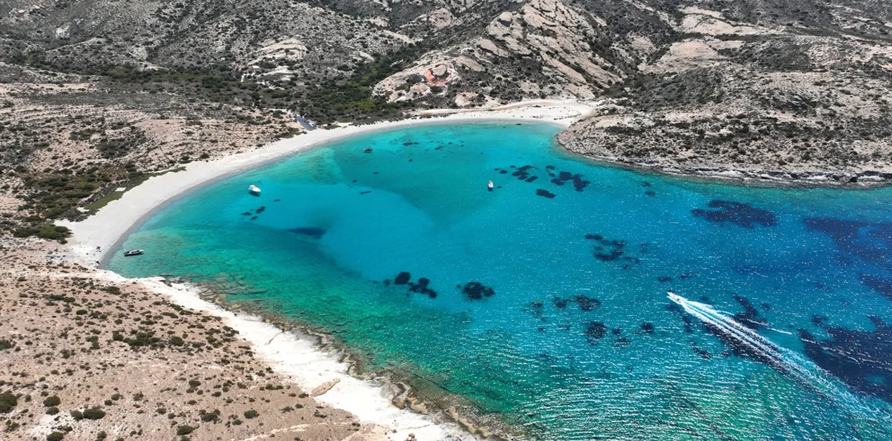 Παραλία με γαλαζοπράσινα νερά στην Πολύαιγο, το ακατοίκητο νησί των Κυκλάδων που κηρύχθηκε αρχαιολογικός χώρος.
