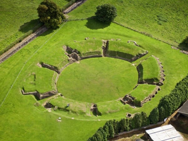 Εναέρια λήψη του ρωμαϊκού αμφιθεάτρου στο Caerleon, Ουαλία.