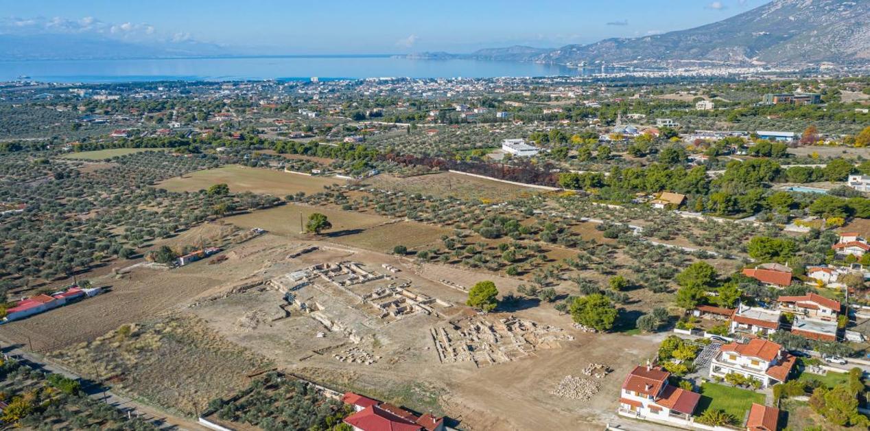 Ανασκαφές στη Ρωμαϊκή Έπαυλη Λουτρακίου στην Κατουνίστρα με φόντο τον Κορινθιακό κόλπο