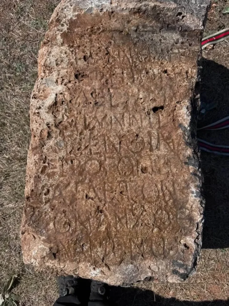 Δίγλωσση επιγραφή από τον ρωμαϊκό τάφο στη Στρίκτσαν Αλβανίας με το όνομα Γελλιανός