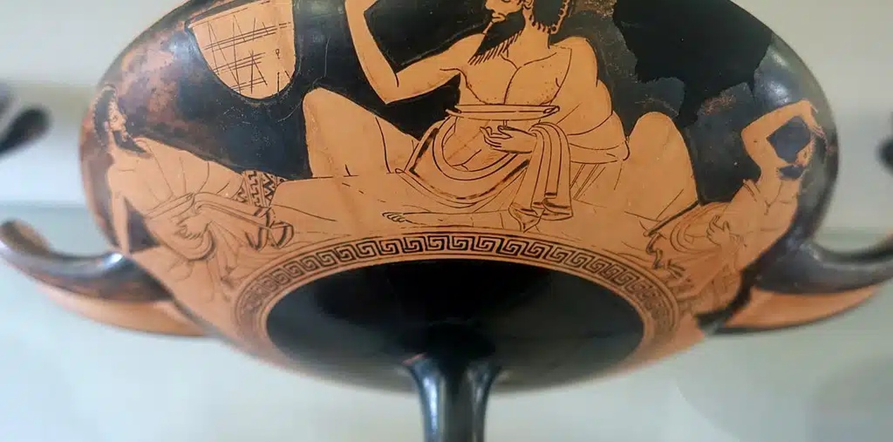 Συμπόσιο στην αρχαία Ελλάδα – παράσταση σε αγγείο με άνδρες ξαπλωμένους σε κλίνες