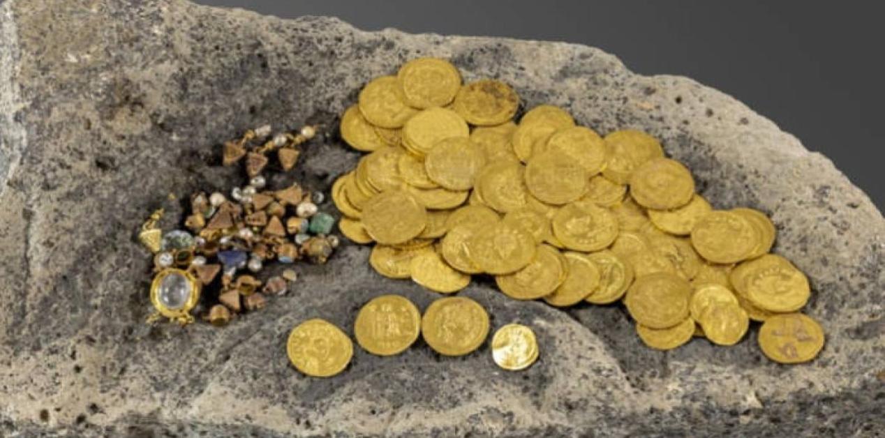 Βυζαντινά χρυσά νομίσματα και κοσμήματα που βρέθηκαν στον Ιππώ