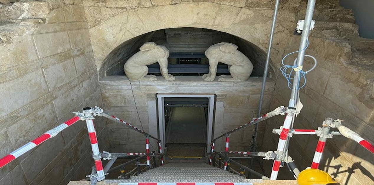 Είσοδος του Τύμβου Καστά στην Αμφίπολη με τις Σφίγγες κατά την αποκατάσταση