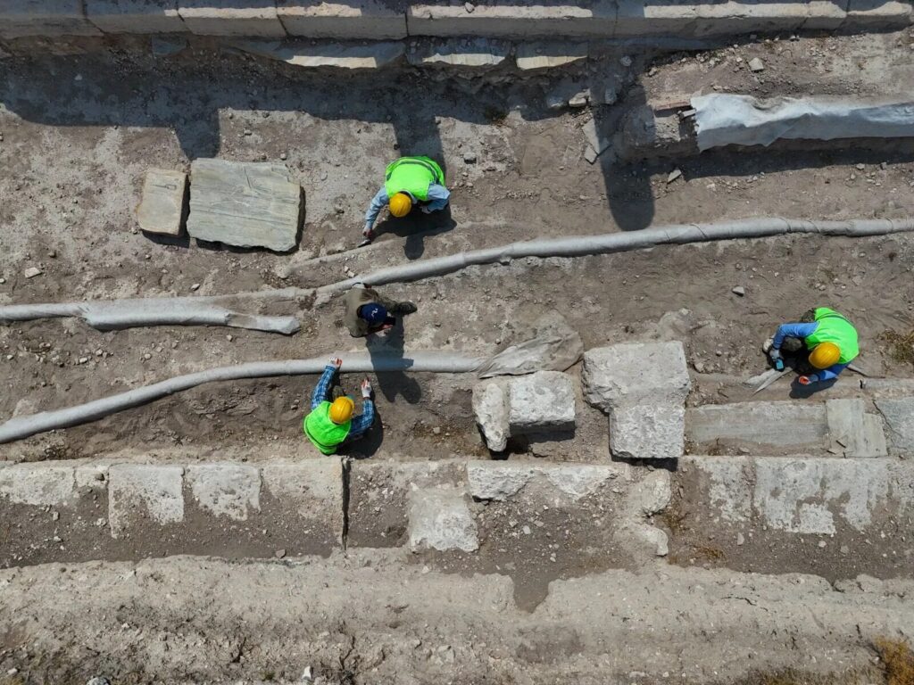 Αρχαιολόγοι εργάζονται στην ανασκαφή του Βόρειου Ναού στη Βλαύνδο της Ουσάκ.