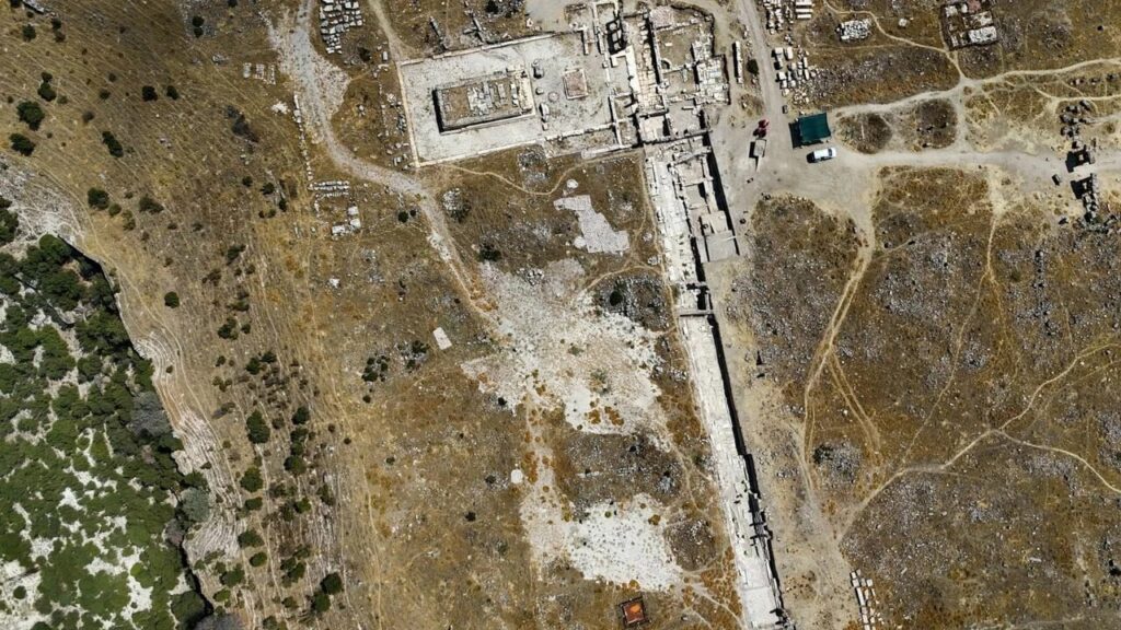 Αεροφωτογραφία του Βόρειου Ναού στη Βλαύνδο με εμφανή τα θεμέλια και τον κεντρικό διάδρομο.