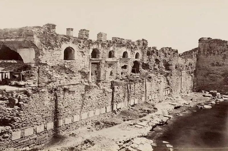 Ερείπια του Παλατιού του Βουκολέοντος στην Κωνσταντινούπολη, βυζαντινό μνημείο με πρόσοψη στη Θάλασσα του Μαρμαρά.