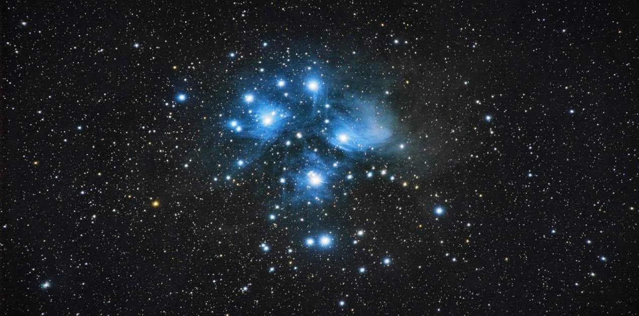 Το αστρικό σμήνος των Πλειάδων, γνωστές και ως Επτά Αδελφές, που σύμφωνα με έρευνες αποτελούν την αρχαιότερη ιστορία του κόσμου.